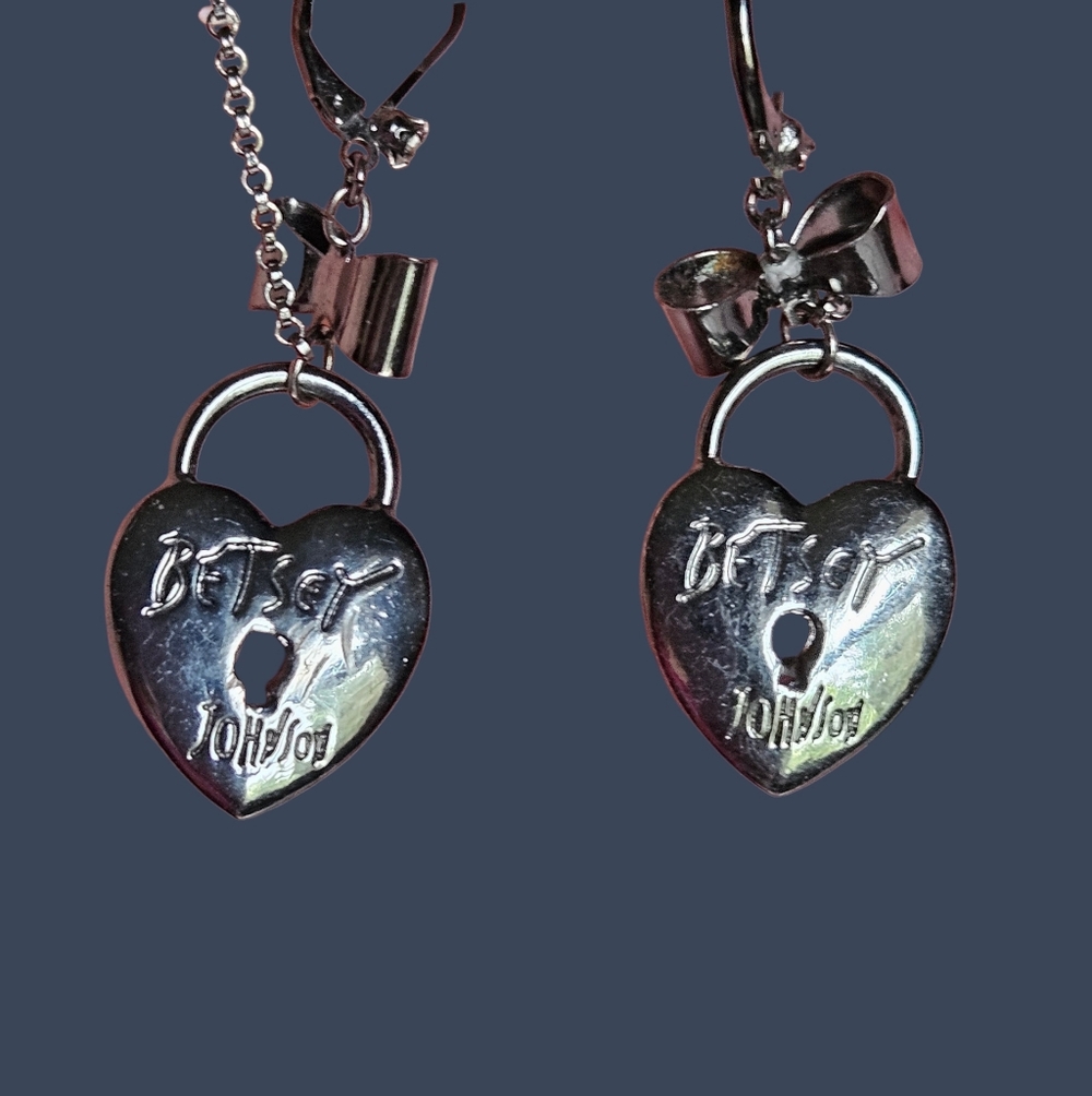 🔐❤️Betsey Pavé Heart Padlocks with Key Leverback Closure Dangle Earrings - NWOT - Picture 5 of 7